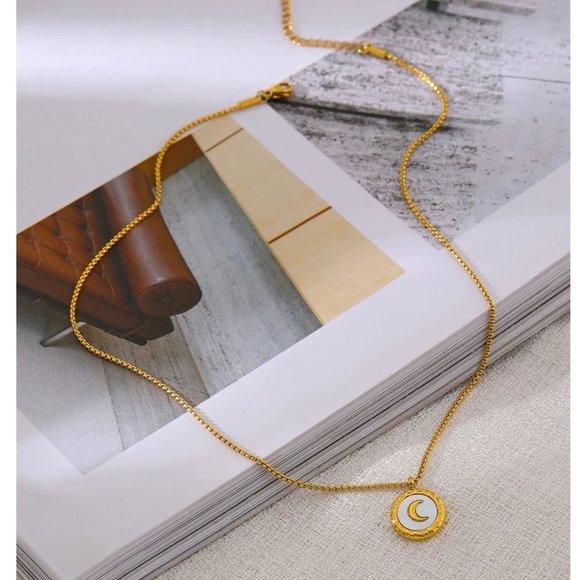 New 18K Gold Plated White Shell Moon Round Pendant Necklace - Picture 1 of 6